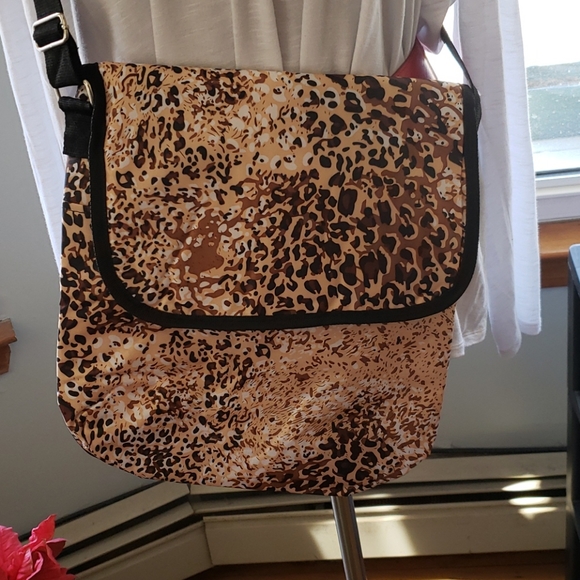 Leopard print laptop cross body bag - Picture 2 of 8